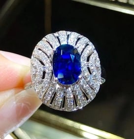 1.76ct Royal Blue Sapphire 18Kt Gold Ring