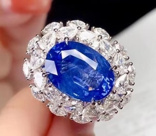 5.3ct Cornflower Blue Sapphire 18Kt Gold Ring