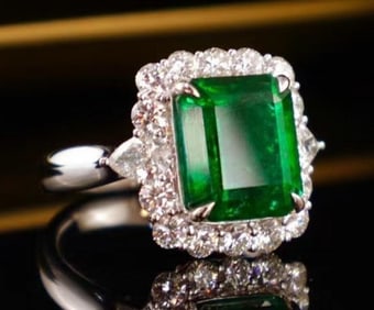 5.5ct Natural Emerald 18Kt Gold Ring
