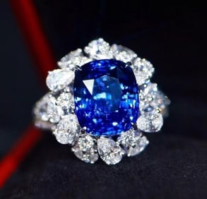 7.3ct Sri Lankan Sapphire 18Kt Gold Ring
