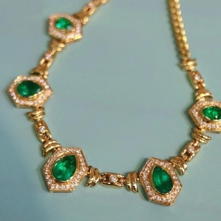 3.3ct Colombian Emerald 18K Gold Necklace: Crafted from solid 18K-gold, 18K-gold set with total weighing 3.3cts Colombian natural emeralds and 1.12cts South African natural diamonds. Crystal-clear, clean and transparent, emerald green. Overall