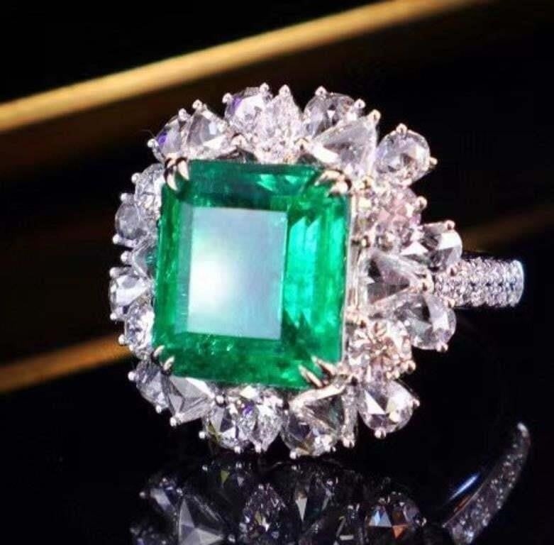 7.5ct Colombian Natural Emerald Ring 18K Gold: 18K gold set 7.5ct Colombian Natural Emerald and natural South African high-quality diamonds, stunning in tone and brightness, superb texture. Excellent cut. International certified natural emerald wi