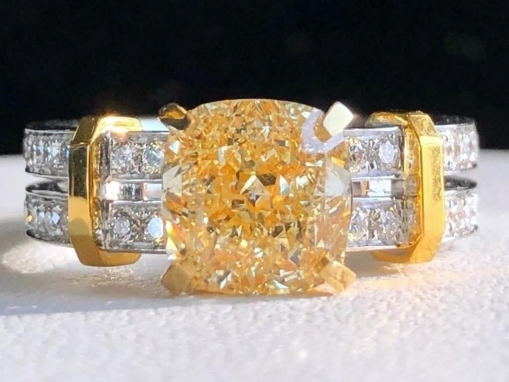 3ct Natural Yellow Diamond 18K Gold Ring: A magnificent piece of jewelry collection. 18K gold inlaid 3ct South African natural yellow diamond, yellow diamond adopts excellent cutting technology to maximize the natural rich color and bright fi