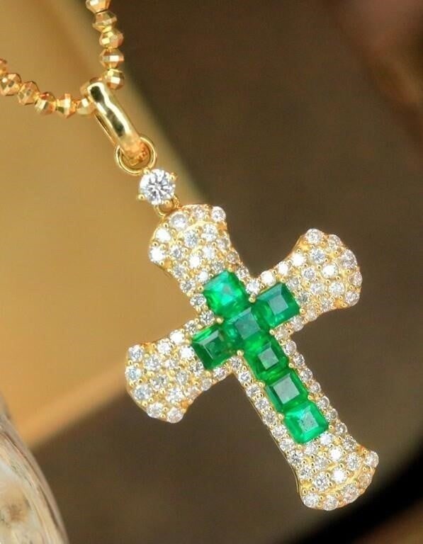 Natural Emerald and Diamond 18K Gold Pendant: 18K gold deluxe set with 0.9cts natural emeralds and 0.85cts natural South African high quality diamonds, bright colors, crystal-clean and good clear. The wearing effect is elegant temperament,