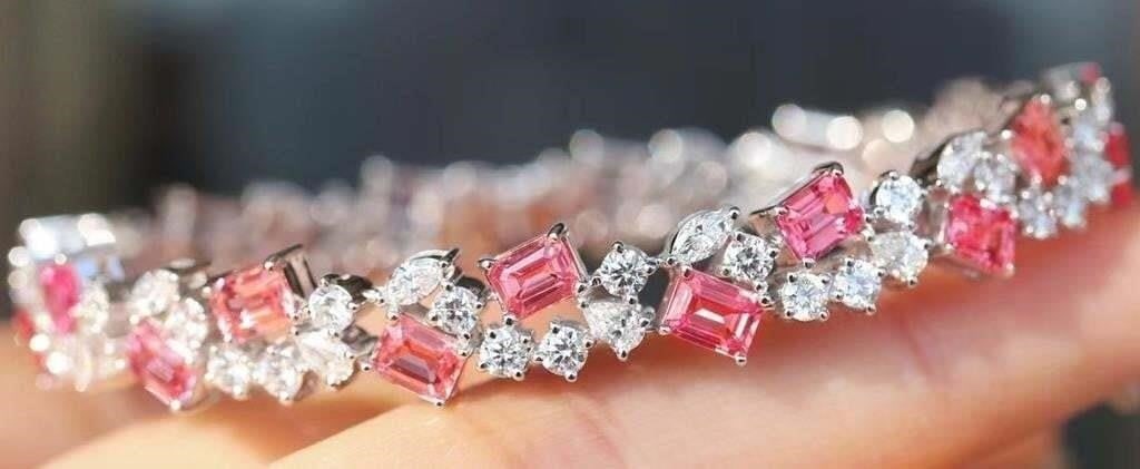 7.8ct Natural Tourmaline Bracelet 18K Gold: Main stone: 7.8cts Sri Lankan natural tourmalines, 18K gold inlaid accessory stone: 3.2cts natural South African diamonds. Gorgeous design and attractive style. Gems are clean and bright, full color,