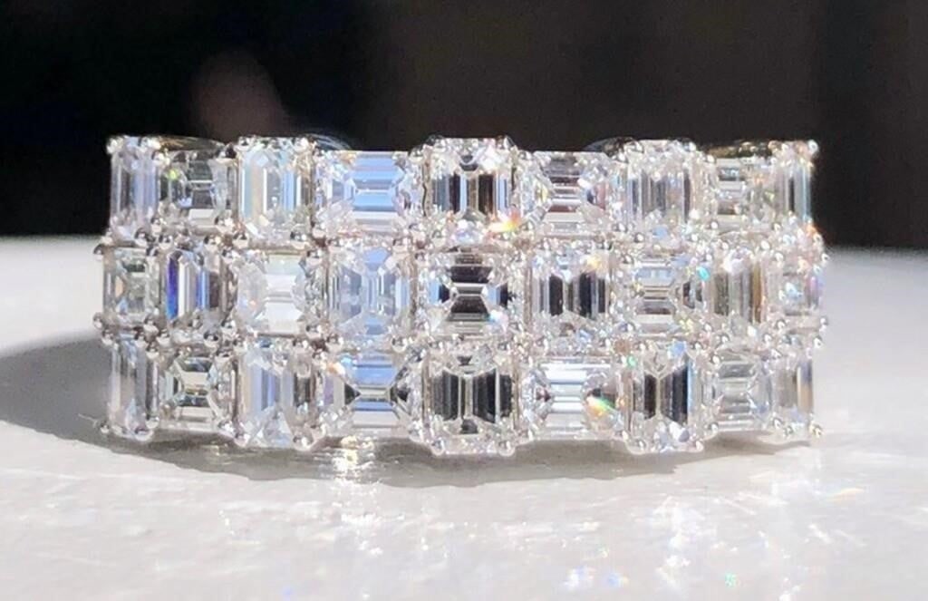 3.2ct Natural Diamond 18K Gold Ring: 18K gold inlaid with South African natural diamonds total weighing 3.2cts, handcrafted into exquisitely beautiful jewelry work, extremely good wearing effect. Overall condition is excellent. Internati