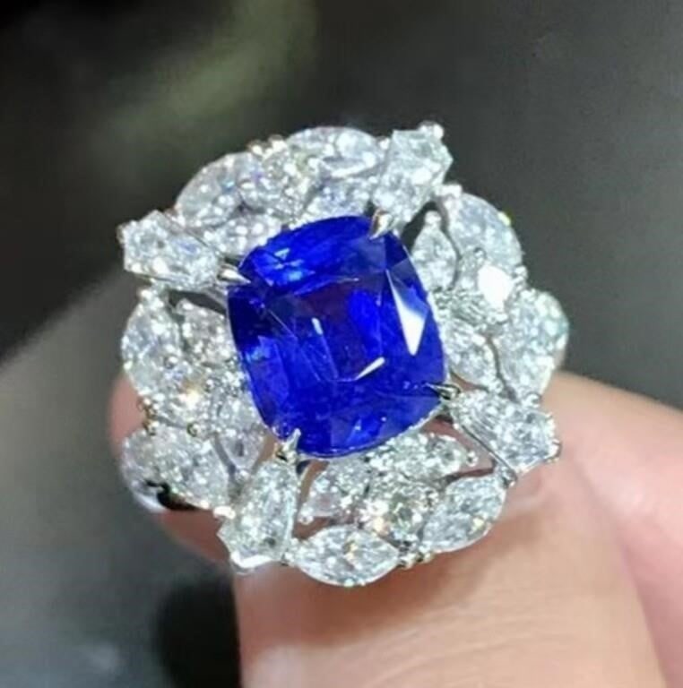 3.7ct Sri Lankan Sapphire 18K Gold Ring: 18K gold luxury inlaid with 3.7ct Sri Lankan natural royal blue sapphire and natural South African high-quality diamonds, bright color, clean-crystal, good clarity. Overall condition is excellent. Int
