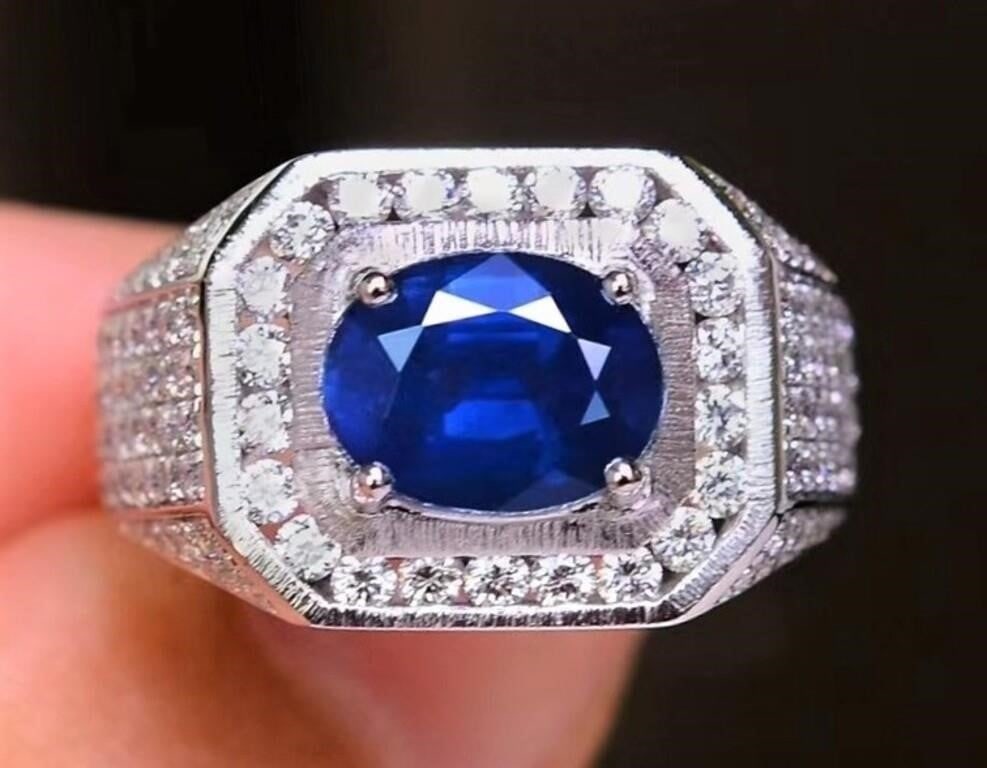 2.6ct Cornflower Blue Sapphire 18K Gold Ring: 18K gold luxury set 2.6ct natural cornflower blue sapphire and natural South African high-quality diamonds, bright color, clean-crystal, shining and dazzling, extremely good wearing effect. Shape: Ova
