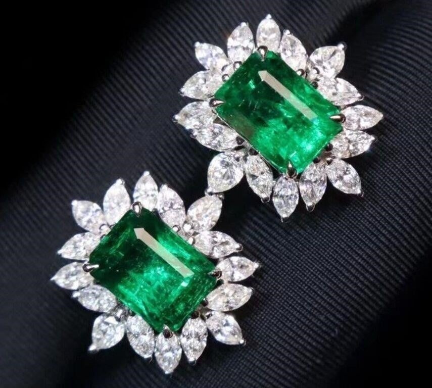 3.7ct Natural Emerald Earrings 18K Gold: 18K-gold inlaid with 3.7cts natural Colombian emeralds and natural South African high-quality diamonds. Crystal-clear, clean and transparent, emerald green, slightly oily, standard cut. Internationall