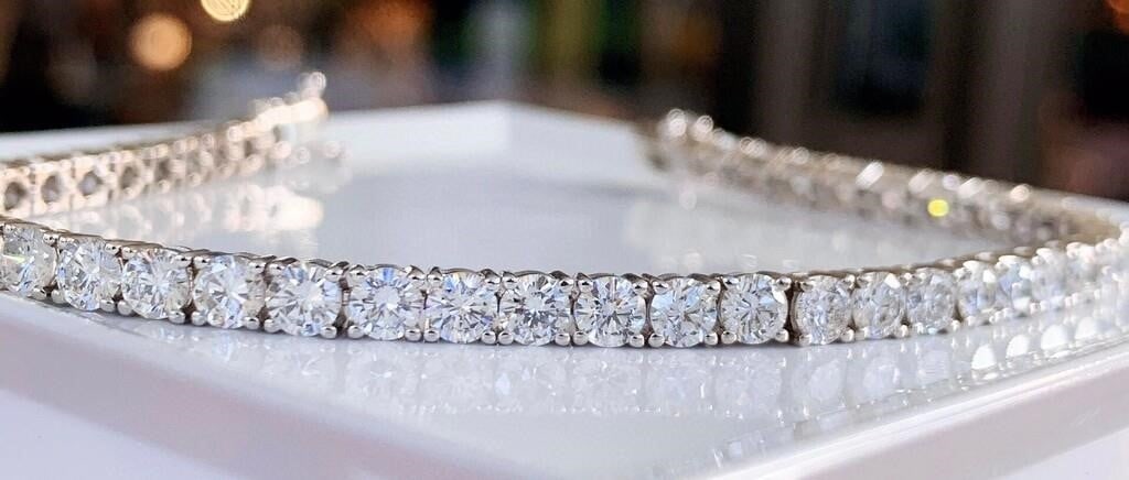 8.1ct Natural Diamond Bracelet 18K Gold: 18K gold inlaid with 8.1cts natural South African high-quality diamonds. Impurities free, clean, crystal-clear, full of fire color. Standard cutting. International certified natural diamond, with inte