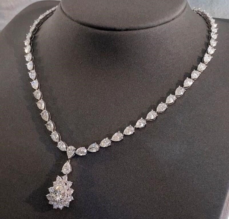 25.7ct Natural Diamond Necklace 18K Gold: 18K gold inlaid with 25.7cts natural South African high-quality diamonds. Crystal-clear, shiny and dazzling, good clarity, impurities free, good fire color. Standard cutting. International certified n