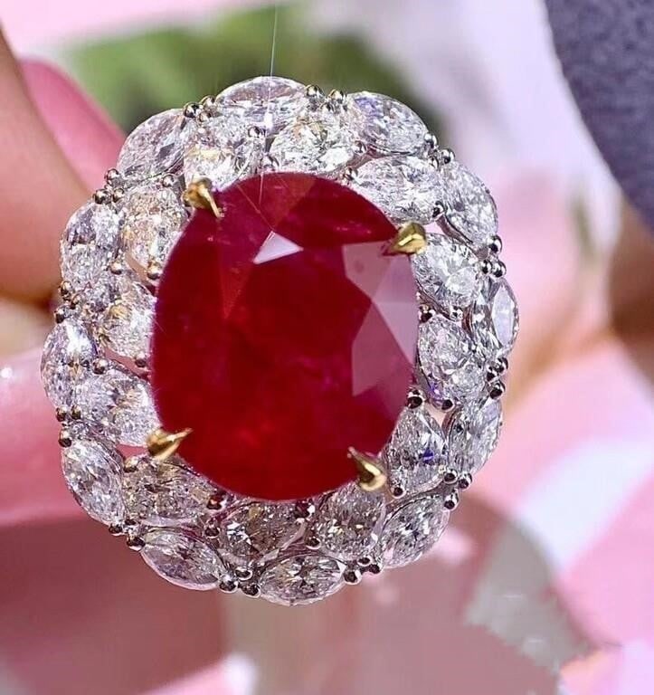 6.1ct Natural Pigeon Blood Ruby Ring 18K Gold: 18K gold inlaid with 6.1ct natural pigeon blood ruby and natural South African high-quality diamonds. Crystal-clear and clean, rich in color, twinkling fire color. Standard cutting. International
