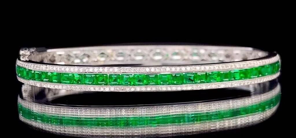 3.2ct Colombian Emerald Bangle 18K Gold: 18K gold inlaid with 3.2cts natural emeralds and natural diamonds. Crystal-clean, vivid green, bright fire color. International certified natural emerald, with international jewelry appraisal certific