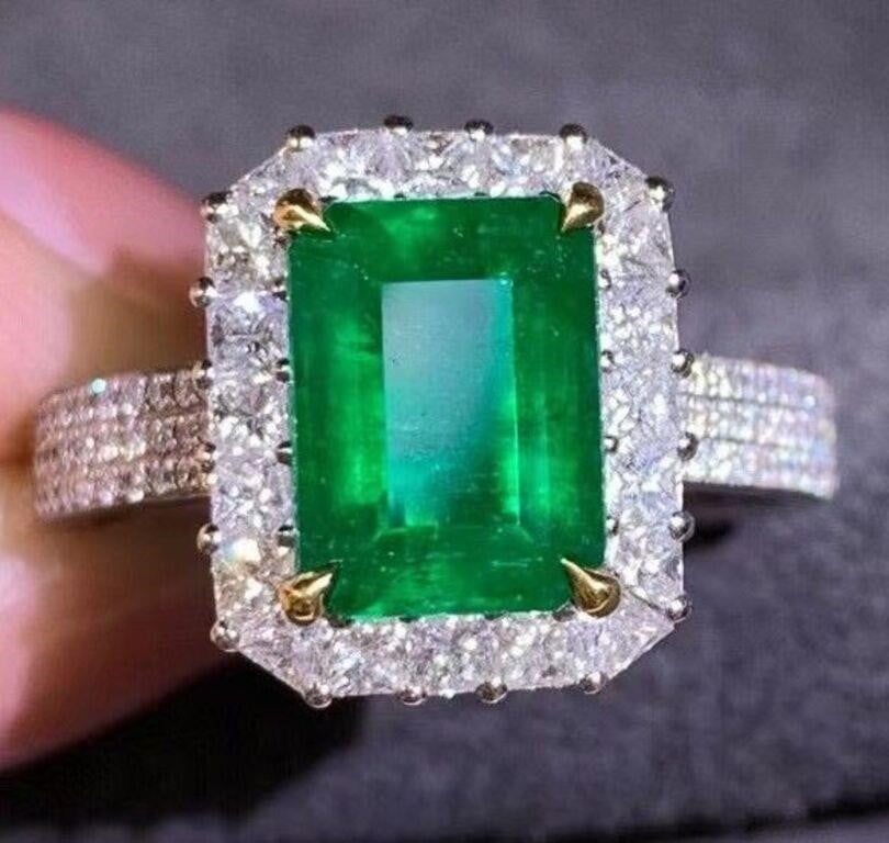 3.7ct Natural Emerald Ring 18K Gold: 18K gold inlaid with 3.7ct Colombian emerald and natural South African white diamonds. Crystal-clear, clean and transparent, vivid green. Internationally certified natural emeralds. Possess an interna
