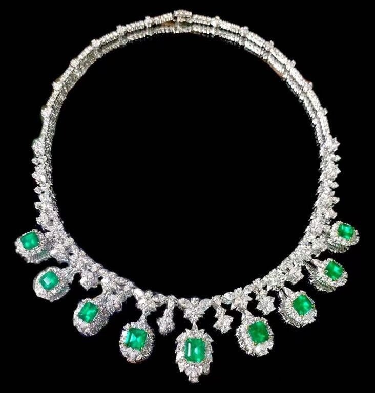14.8ct Natural Emerald Necklace 18K Gold: 18K gold inlaid with 14.8cts Colombian natural emeralds and 20.5cts natural South African high-quality diamonds. Crystal-clear, clean and transparent, vivid green. Internationally certified natural em