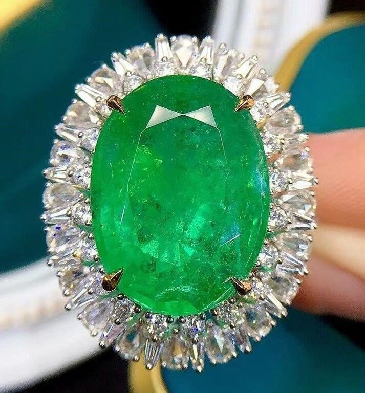 5.4ct Natural Emerald Ring 18K Gold: 18K gold inlaid with 5.4ct Colombian natural emerald and natural high-quality diamonds. Crystal-clear, clean and transparent, vivid green. Internationally certified natural emeralds. Possess an intern