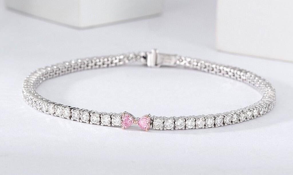 Natural Pink Diamond 18K Gold Bracelet: Crafted from solid 18K-gold, 18K gold inlaid natural high-quality diamonds, main stone: 0.2cts pink diamonds, accessory stone: 4.8cts white diamonds. Gorgeous design, attractive style, inlaid with