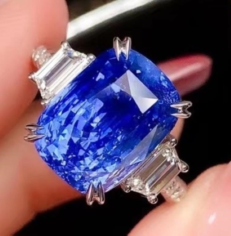 9.7ct Sri Lankan Sapphire 18K Gold Ring: 18K gold luxury set 9.7ct Sri Lankan natural cornflower blue sapphire and natural South African high-quality diamonds. Gorgeous design, attractive style, bright color, clean-crystal, good clarity.