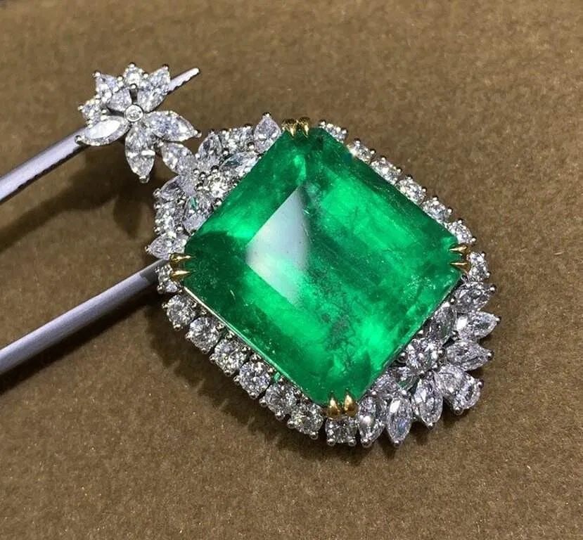 31ct Colombian Emerald 18Kt Gold Pendant: 18Kt gold set with 31ct Colombian natural emerald and 5.65cts natural South African high quality diamonds. Crystal-clear, clean and transparent, emerald green, excellent cut. Overall condition is exce