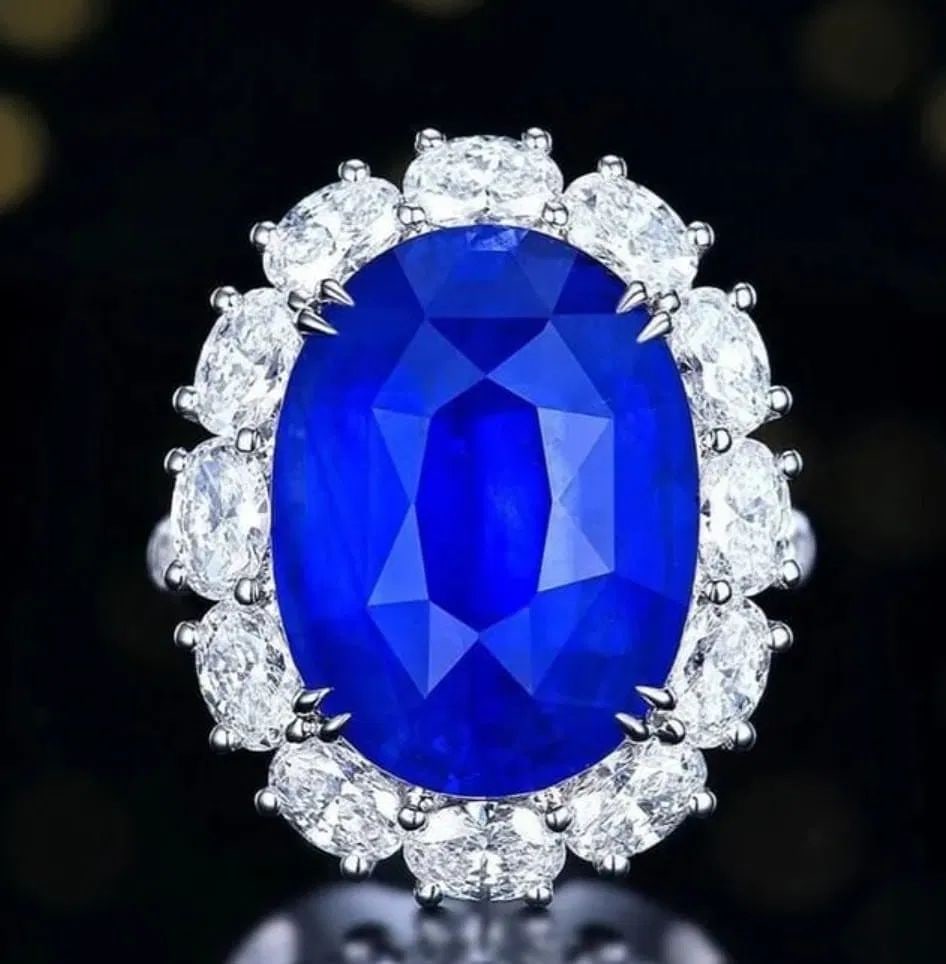 15.3ct Sri Lankan Sapphire 18Kt Gold Ring (1 of 3)