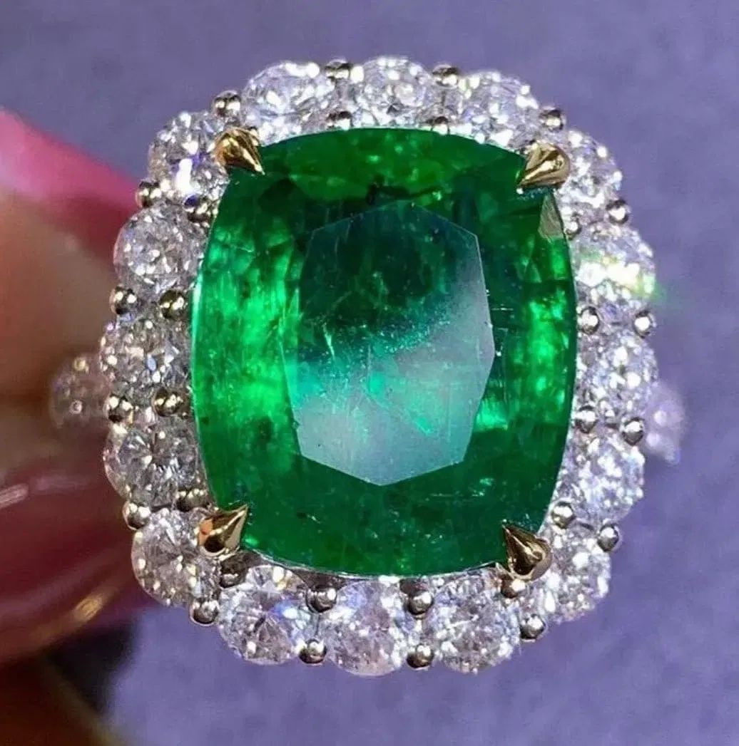 24.6ct Zambian Emerald 18Kt Gold Ring (1 of 1)
