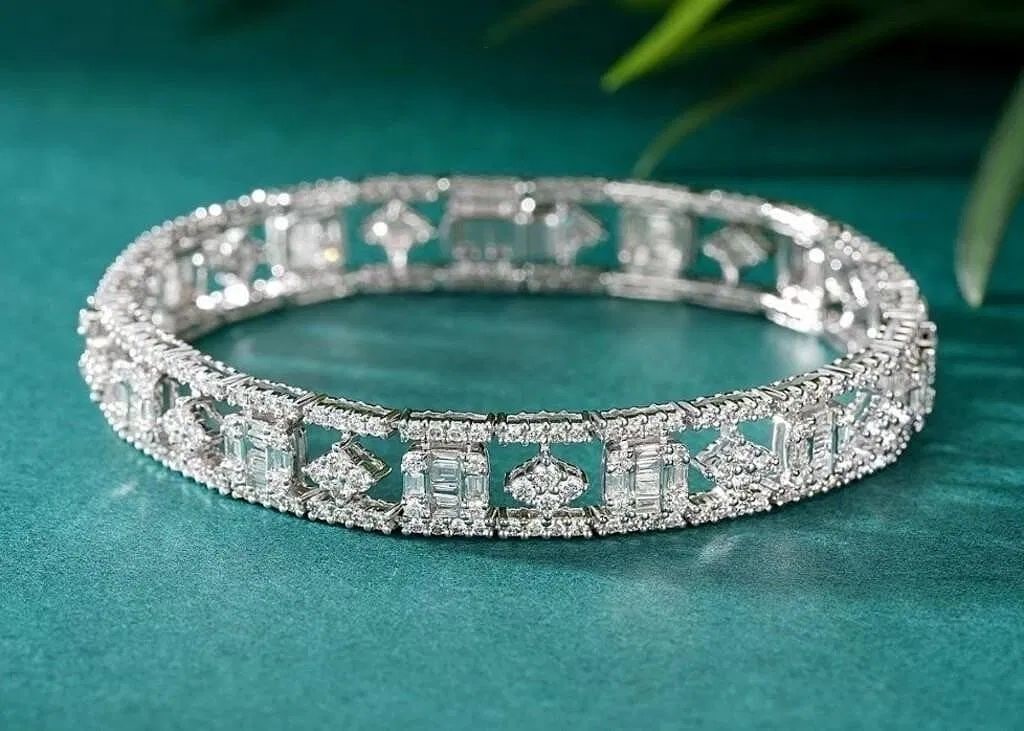 4.6cts Natural Diamond 18Kt Gold Bracelet: 18Kt gold inlaid with natural South African diamonds totalling about 4.6cts, handcrafted into exquisitely beautiful jewelry masterpiece, extremely good wearing effect. Overall condition is excellent.
