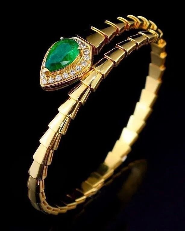2.5ct Natural Emerald 18K Gold Bangle: Crafted from solid 18K-gold, 18K-gold deluxe set with 2.5ct natural emerald and natural South African diamonds, bright colors, crystal-clean and good clear. Gorgeous design, attractive style,