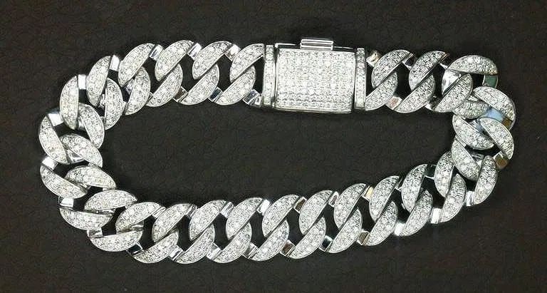 18Kt Gold Natural Diamond Bracelet: Handcrafted from heavy gold, very lavish and splendid. 18Kt gold luxuriously inlaid with natural South African high quality diamonds weighing 3.45ct, shining and dazzling, bright fire color, good