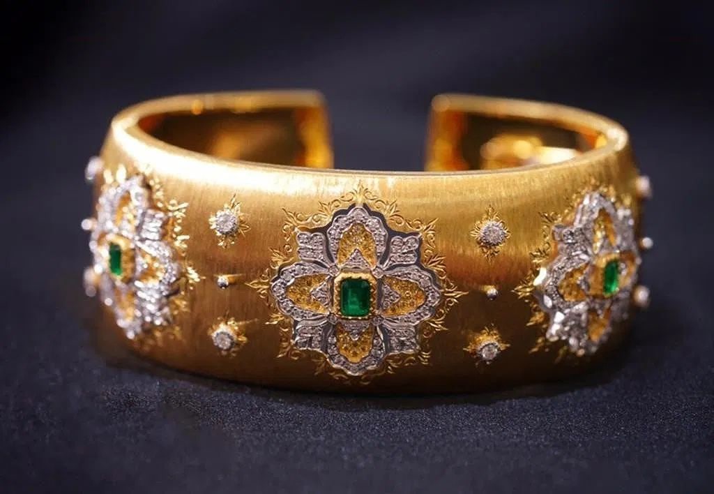 18K Gold Natural Emerald Bangle: Handcrafted from heavy gold, very lavish and splendid. 18K gold deluxe set with natural emerald and natural South African high quality diamonds, bright colors, crystal-clean and good clear. Overall