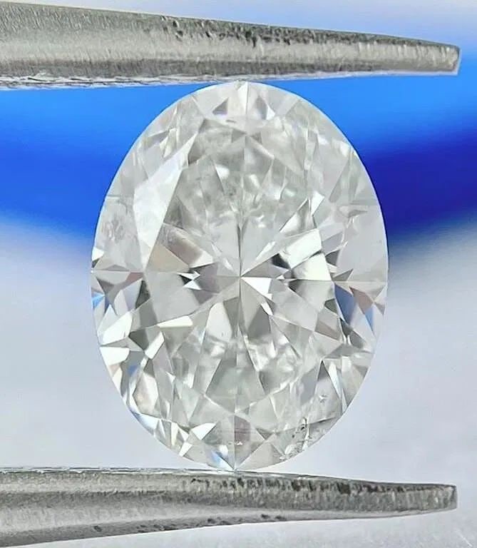 1ct Natural South African Diamond: natural South African high quality diamond, shining and dazzling, bright fire color, excellent cut. Color: H, Clarity: SI. Shape: Oval. Internationally certified natural Diamonds, comes with