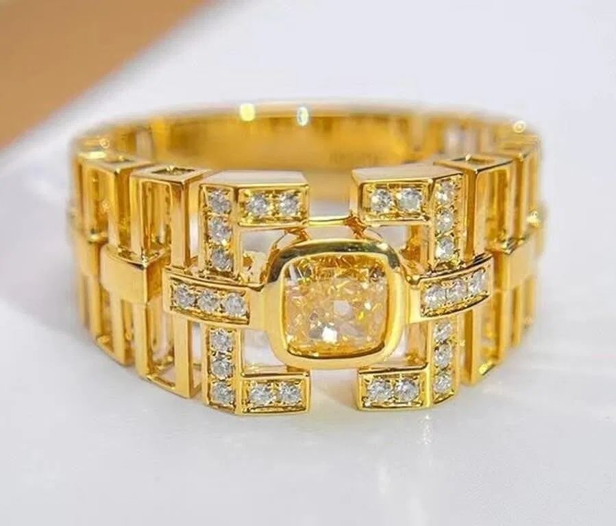 0.5ct Natural Yellow Diamond 18K Gold Ring: 18K gold inlaid with 0.52ct South African natural yellow diamond, surrounded by diamonds, shining and dazzling, bright color, good clarity. Shape: Cushion-shaped. Cut: Excellent. Internationally certi