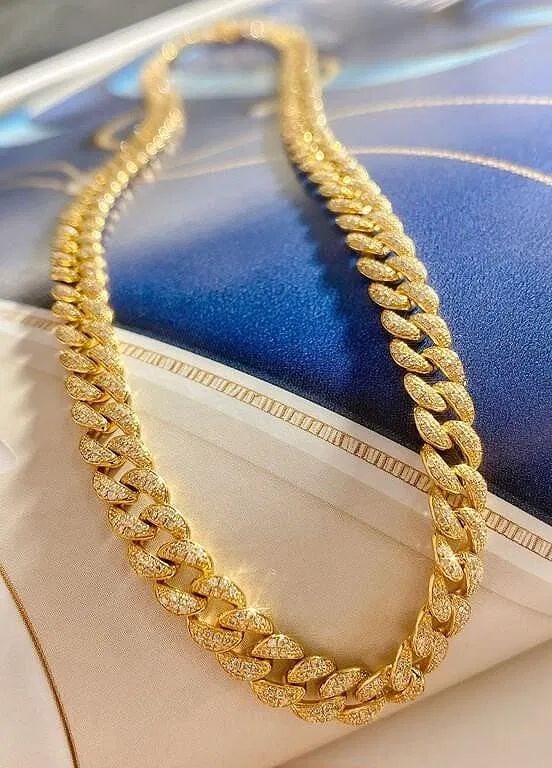 9.4cts Natural Diamond 24K-Gold Necklace: Handcrafted from heavy gold, very lavish and splendid. 24K-gold luxuriously set with natural South African high-quality diamonds with total weight about of 9.4cts, using bright cutting technology to