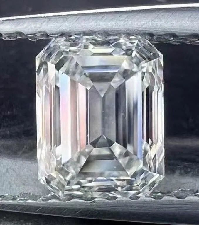 1ct Natural Diamond: South African natural high quality diamond, Weight: 1ct, Color: G, Clarity: VS, using excellent cutting technology to maximize the natural glorious and bright fire, shining and dazzling, good