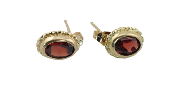 10Kt Yellow Gold Oval Garnet Stud Earrings