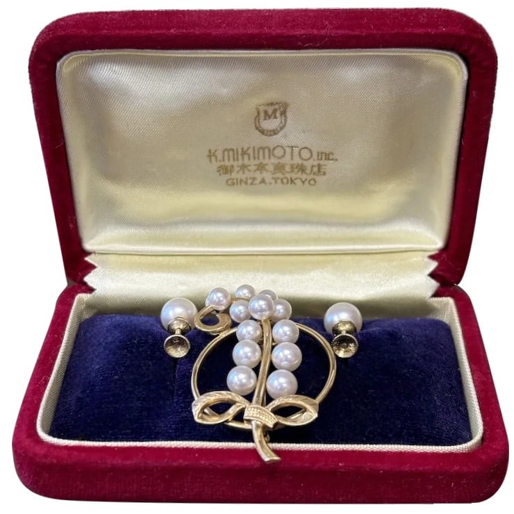 Vintage Mikimoto 14K Earrings & Brooch in Original Box: Beautiful Mikimoto akoya pearl set is from an estate here in Freeport, Maine. It consists of the screw back earrings which are in their original box. The box is an older Mikimoto box as you can see fr