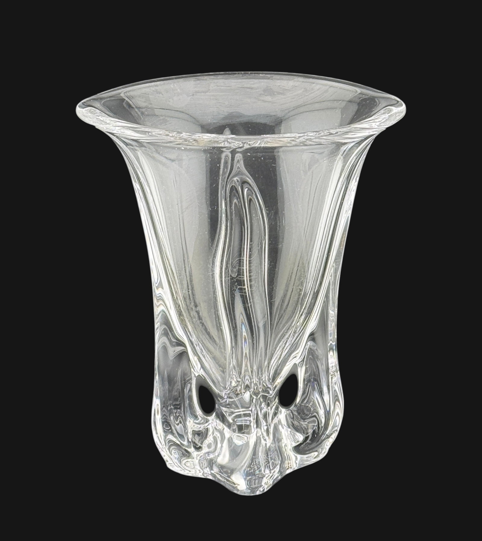 Art Vannes France Crystal Vase Le Chantel: Art Vannes France Crystal Vase Le Chantel. Dimension 9" x 5" 7.5" A/R