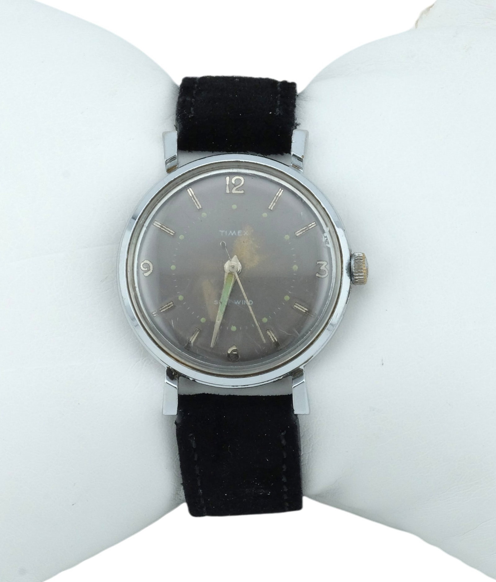 Vintage Timex Self-Wind Auctomatic Watch 36 mm: Vintage Timex Self-Wind Auctomatic Watch 36 mm with Fancy Lugs. Condition: Watch running at time of cataloging. However, we make no guarantee regarding continued working condition, accuracy or