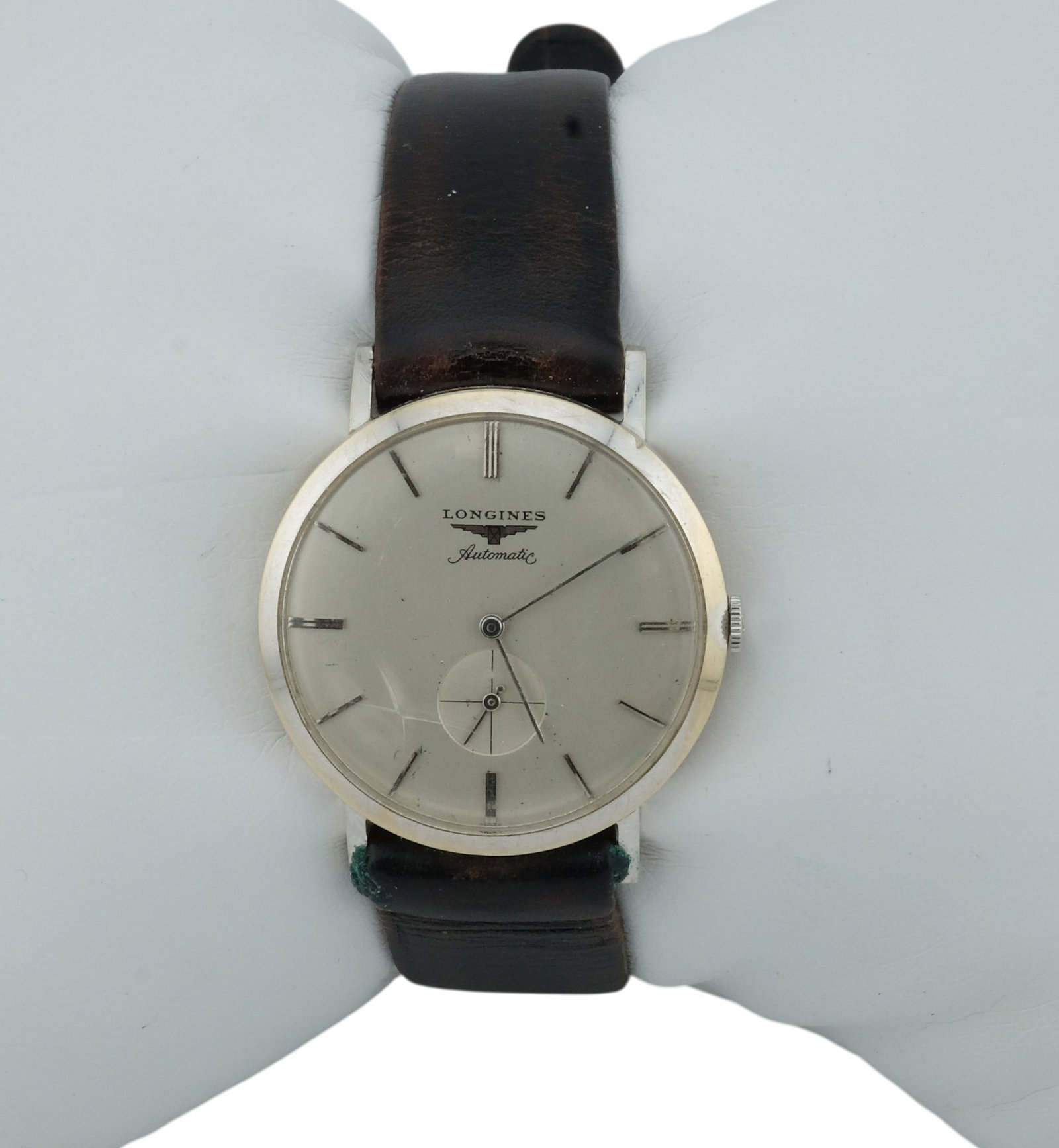 Vintage 1950s Longines Classic Round 14kt Gold Automatic Wristwatch: Vintage 1950s Longines Classic Round 14kt Gold Automatic Wristwatch. Aftermarket band and buckle. Condition: crystal has crack, watch currently runs but we make no guarantee that it will continue to