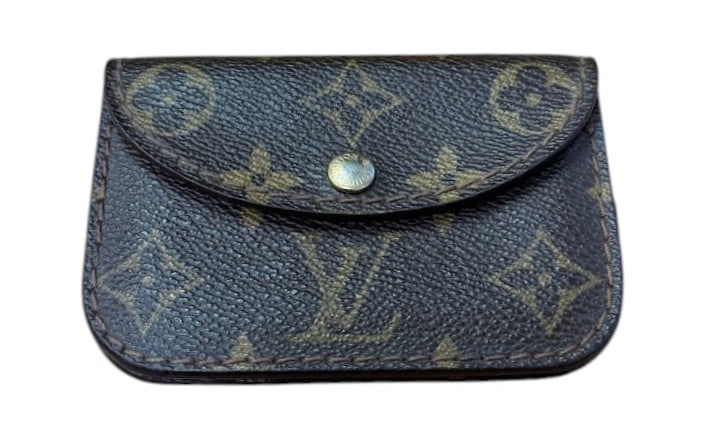 Louis Vuitton Pochette Solo in Monogram Canvas: Louis Vuitton Pochette Solo in Monogram Canvas. Dimension 4.5" x 3"