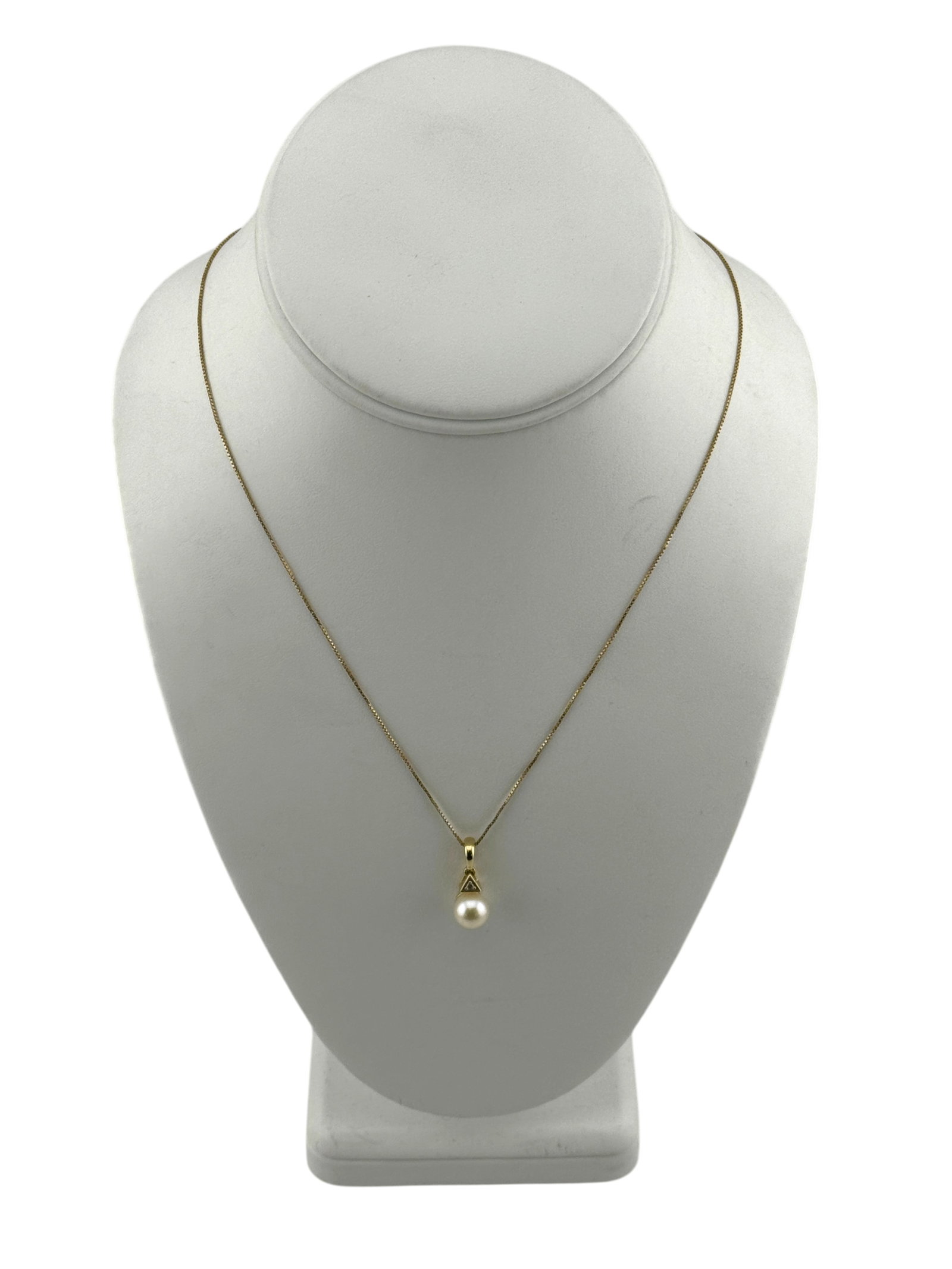 Vintage 14Kt Gold Diamond and Pearl Necklace: Vintage 14Kt Gold Diamond and Pearl Necklace. Condition: Necklace has a few repairs. Length 17.5" and weights 3.3 grams