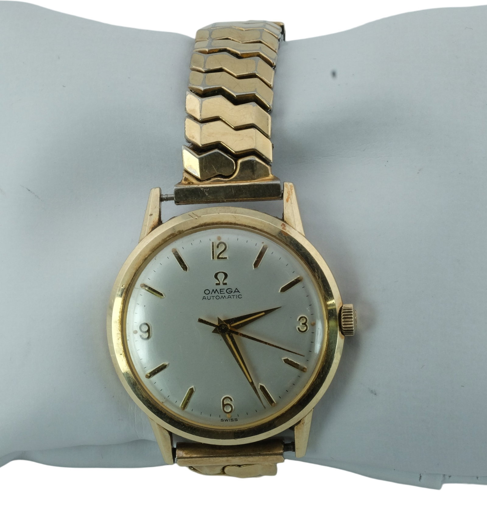 1962 OMEGA Automatic Watch Ref. LL6304 Cal. 550 Vintage Wristwatch: 1962 OMEGA Automatic Watch Ref. LL6304 Cal. 550 Vintage Wristwatch. Comes with aftermarket stretchable band. Condition: Watch running at time of cataloging. However, we make no guarantee regarding