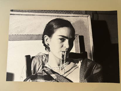 Lucienne Bloch - Frida Portrait, signed by Lucienne Bloch: Photo from 1932 by Lucienne Bloch- Printed in 1993 in the Old Stage Studio, CA and signed by Lucienne Bloch on the verse- Baryta Paper - Dimensions: 31x20cm