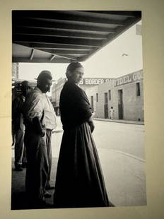 Lucienne Bloch - Frida on the Border, 1932 - Signed by Lucienne Bloch: Printed in 1990 in the Old Stage Studios on Bayta Paper i - Dimensions: 31x20cm - Signed by Lucienne Bloch