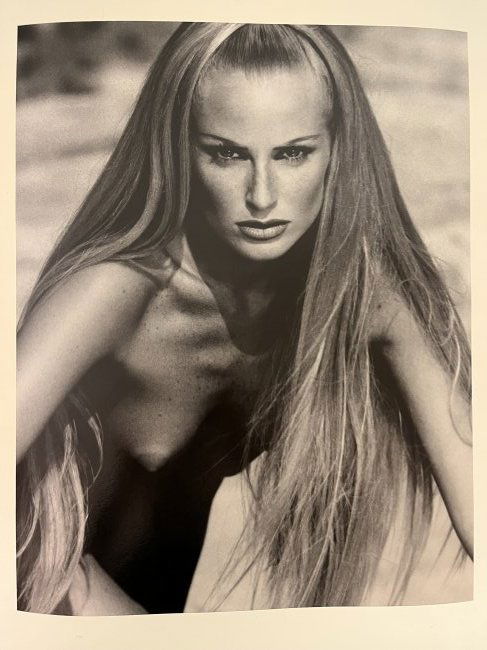 Greg Gorman - Kim Snowden, 1992 signed by Greg Gorman: Greg Gorma - Kim Nowden, 1992 - Signed by Greg Gorman - Baryta Paper - 41x33 cm