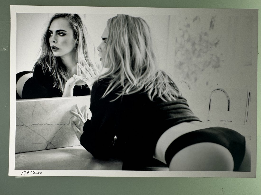 Simon Emmett Signed - Cara Delevigne postcard (1 of 2)