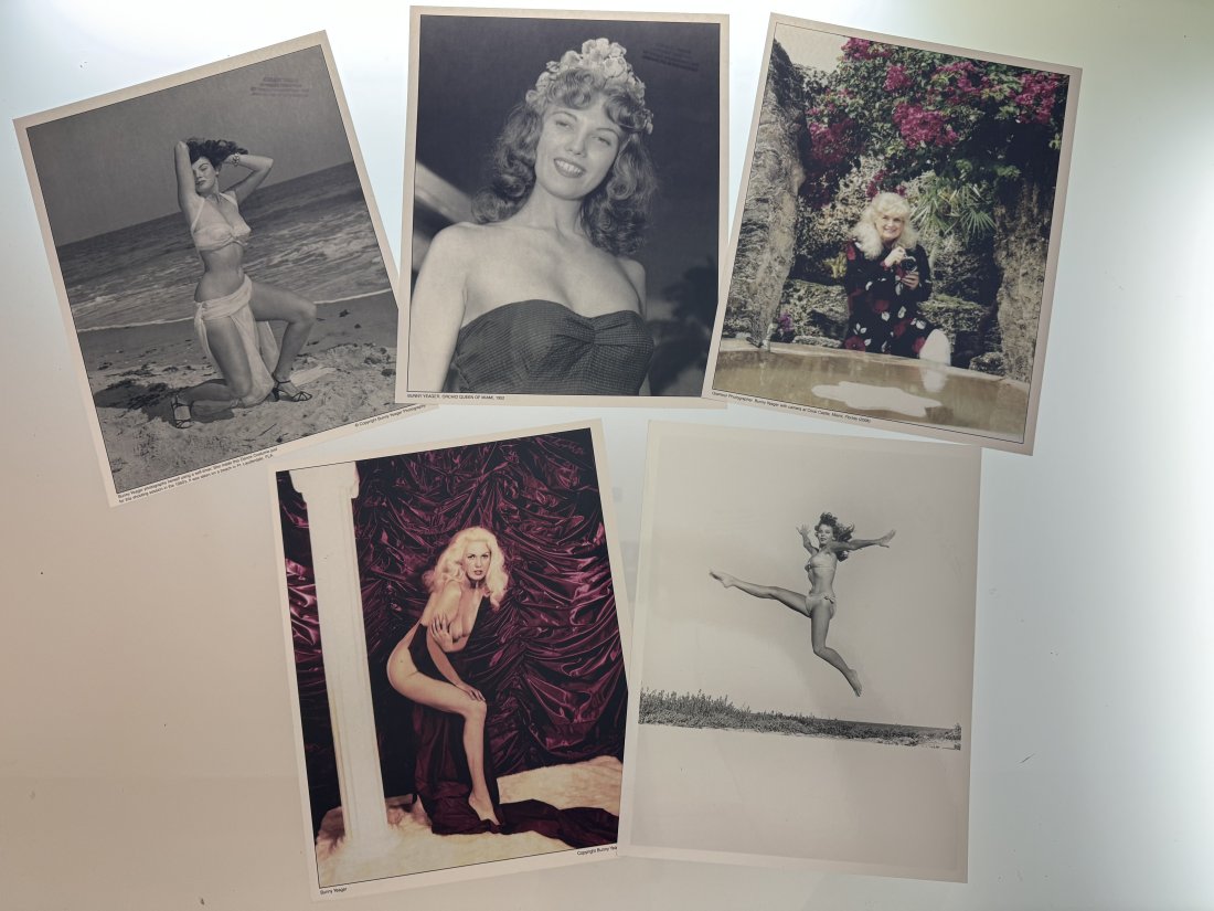 Bunny Yeager - 5 Lithos Signed: 5 Lithos signed by Bunny - 26x20 cm