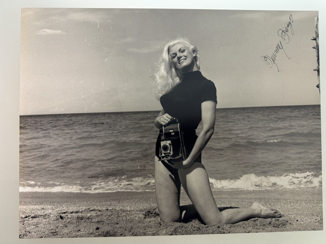 Bunny Yeager - Vintage Photo signed By Bunny: Rare Vintage photo 40x30cm - Signed by Bunny