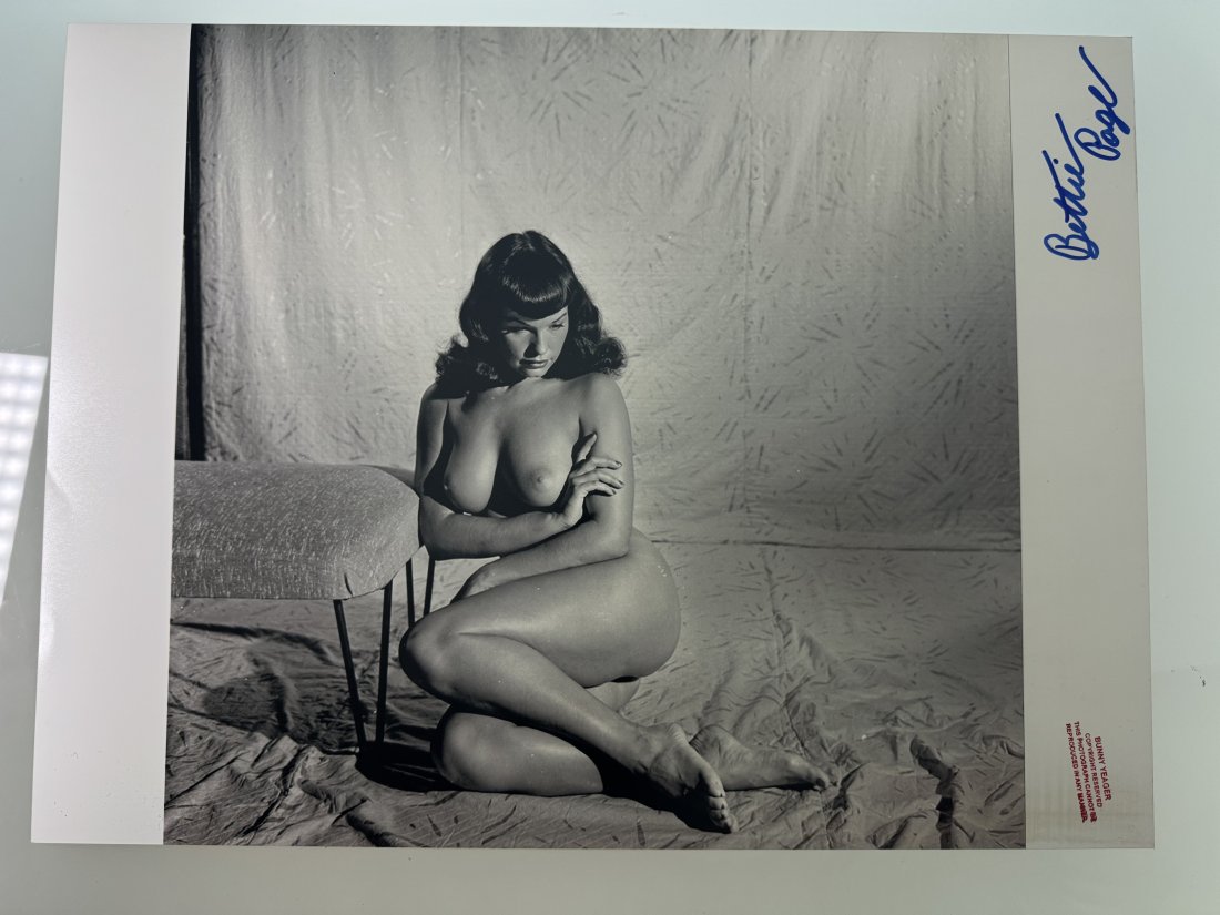 Bunny Yeager - Vintage Photo of Bettie Page signed By Bettie: Rare Vintage photo 40x30cm - Signed by Bettie