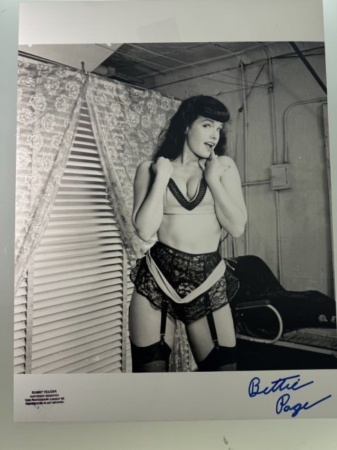 Bunny Yeager - Vintage Photo of Bettie Page signed By Bettie: Rare Vintage photo 40x30cm - Signed by Bettie