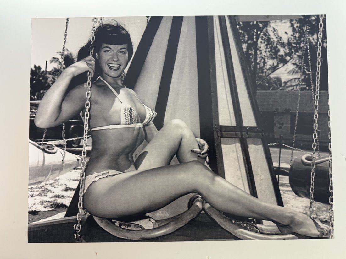 Bunny Yeager - Vintage Photo of Bettie Page signed By Bettie: Rare Vintage photo 40x30cm - Signed by Bettie